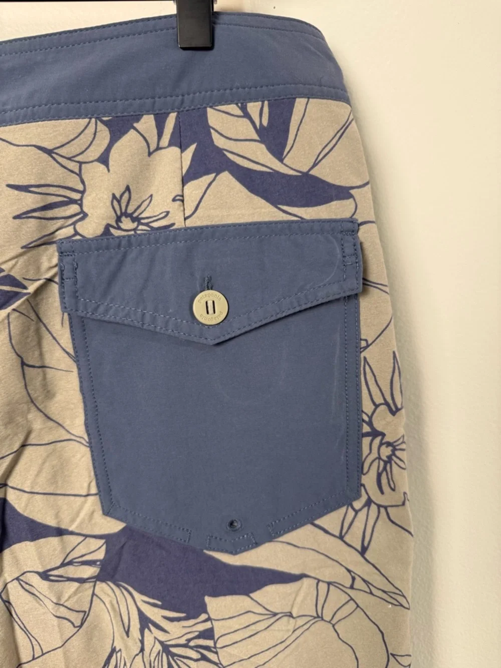 Patagonia Men's Scallop Hem Stretch Wavefarer Boardshorts Swim Size 36 Tropical